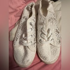 White lace tennis shoes